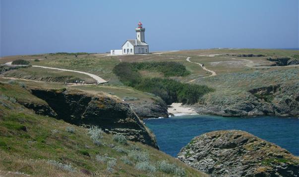 En arrière plan le Phare des Poulains